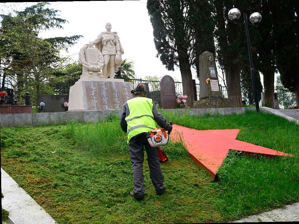 В Сочи готовят кладбища к Пасхе