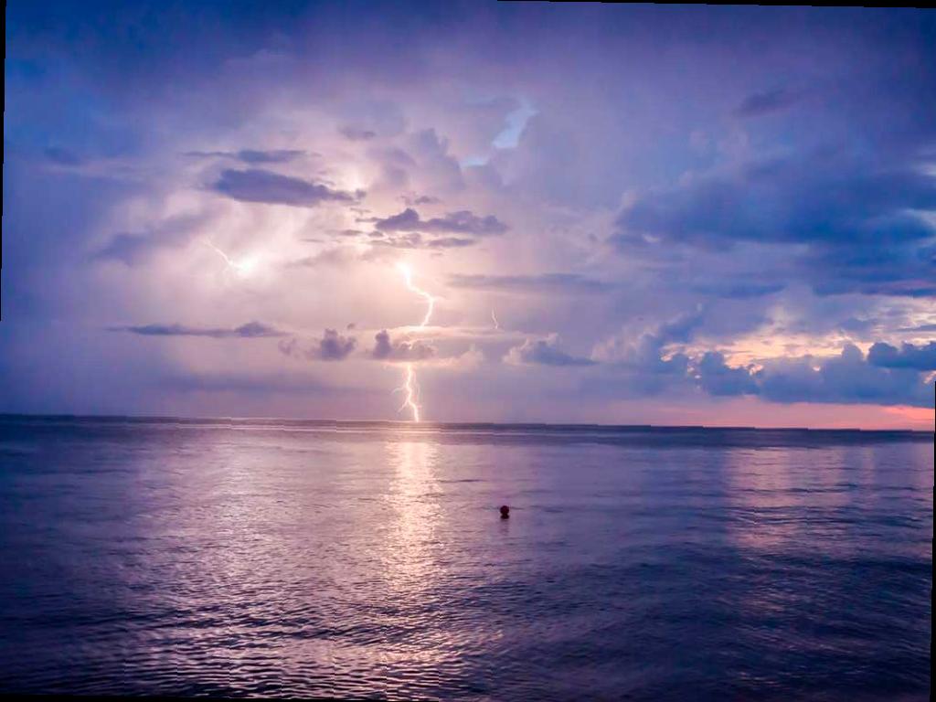 Вечером в Сочи ожидается гроза и шторм