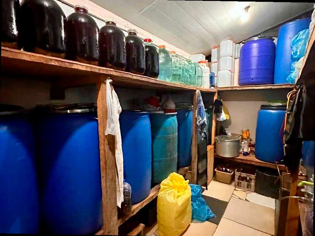 Готовился к свадьбе: Сочинец накопил большой запас алкоголя