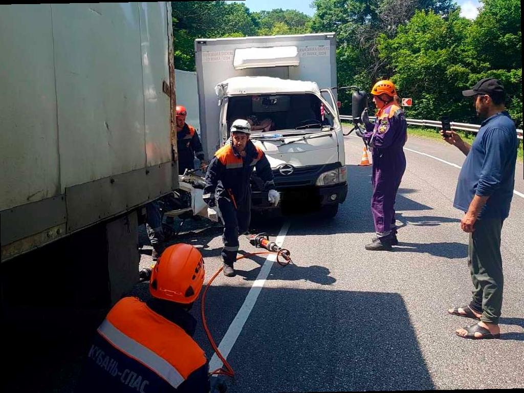 ДТП на трассе в Сочи: грузовики столкнулись, зажат ребенок