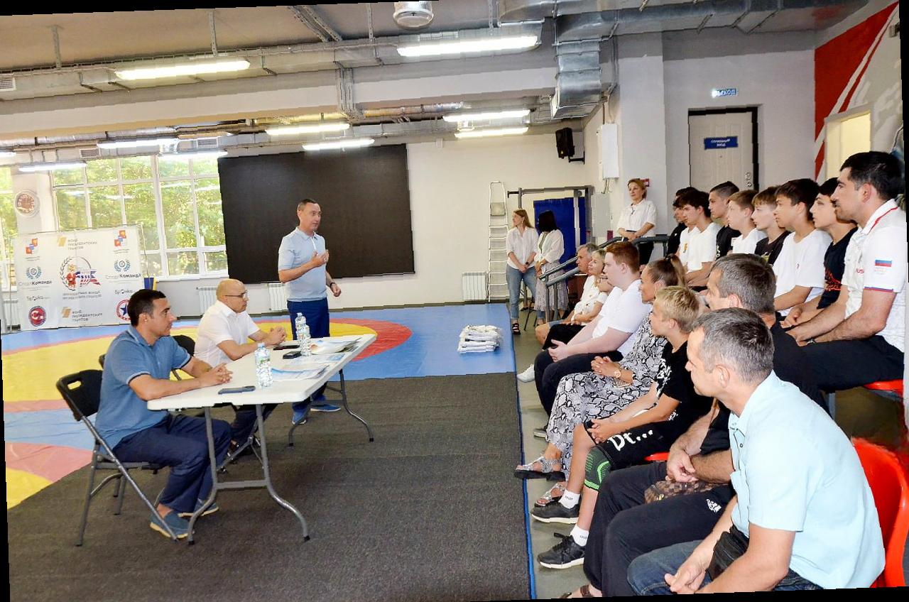 «Виктор Тепляков участвовал в торжественной церемонии спортшколы №16 в Сочи»