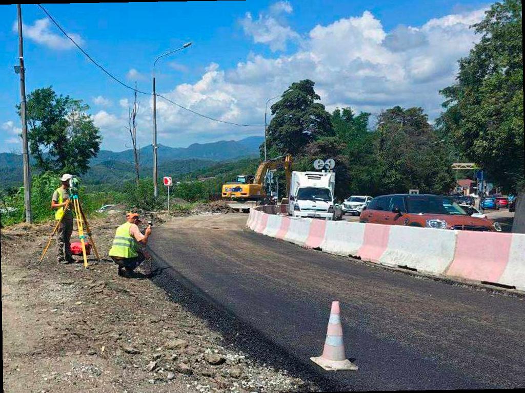 На оползневом участке в Дагомысе ускоренно укладывают асфальт