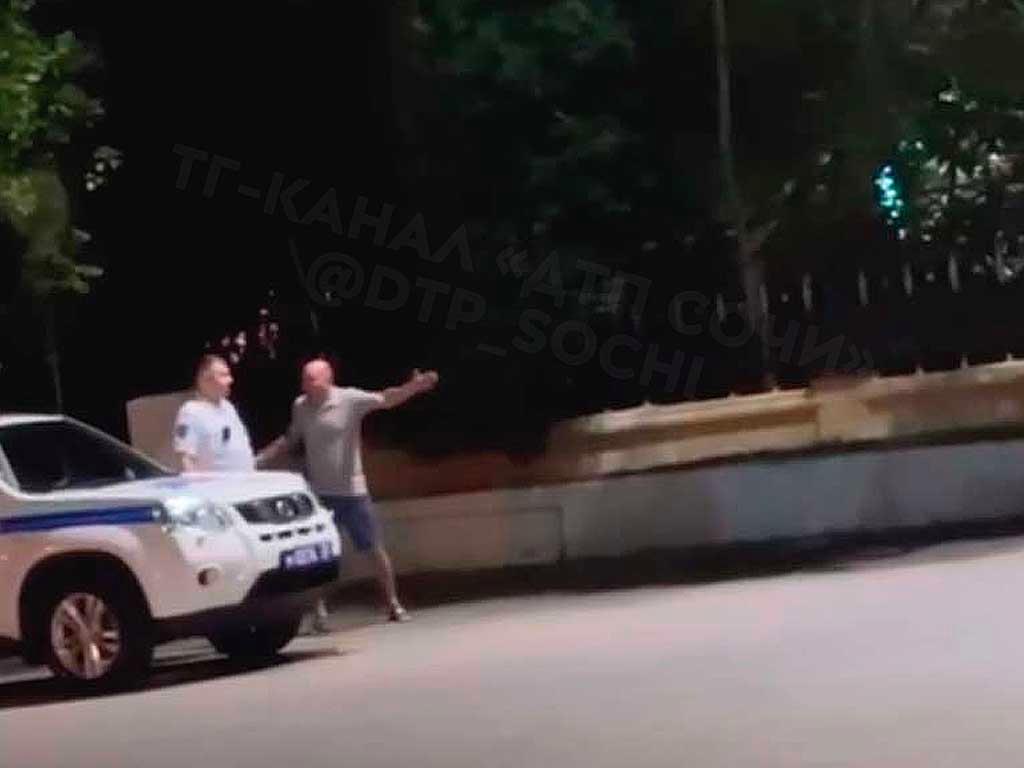 В Сочи пьяный мужчина атаковал инспектора ГИБДД