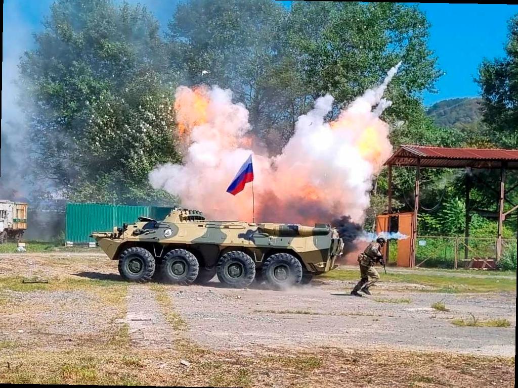 Росгвардейцы устраивают показательные выступления для школьников в Сочи