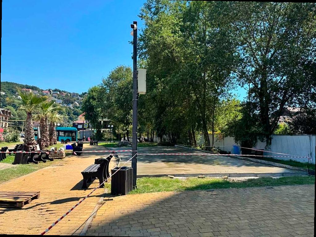 В районе Лазаревского в Сочи работают над улучшением пешеходных зон