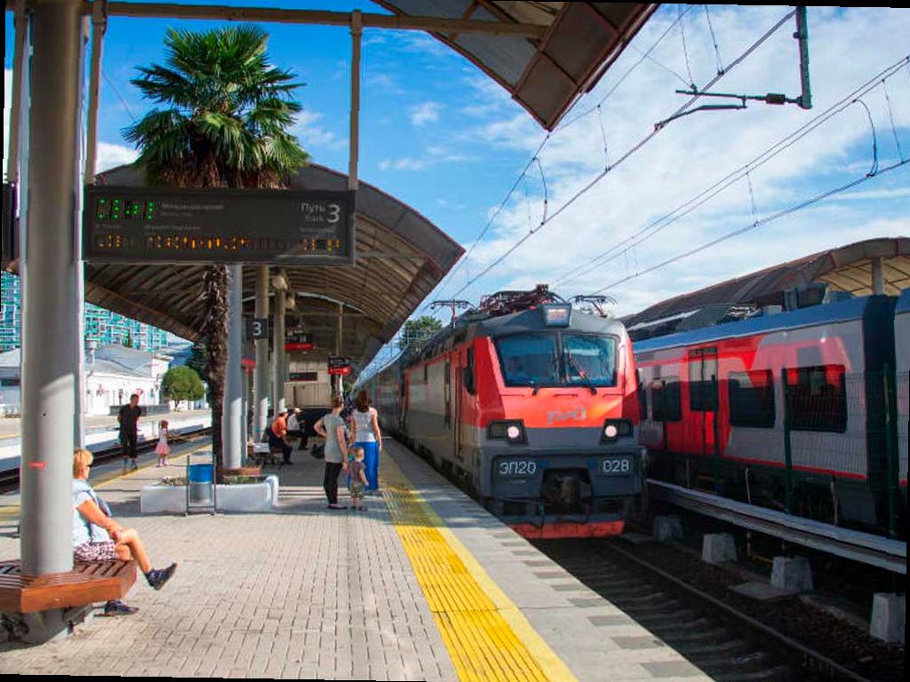 Расписание поездов, опаздывающих из-за падения БПЛА, постепенно восстанавливается