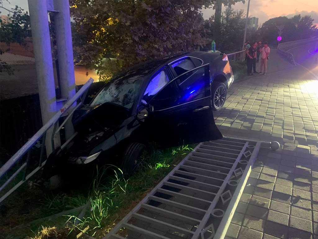 В центре Сочи произошло серьезное ДТП: водитель Toyota погиб