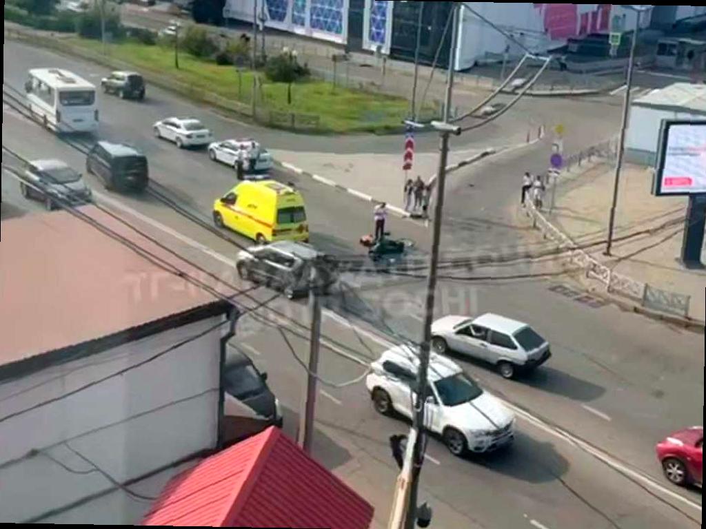 Автоледи сбила мопедиста в центре Сочи