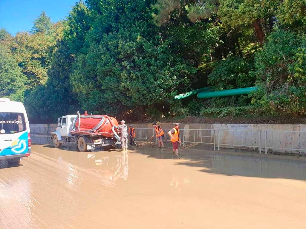 Грунтовые воды затопили часть трассы в Сочи