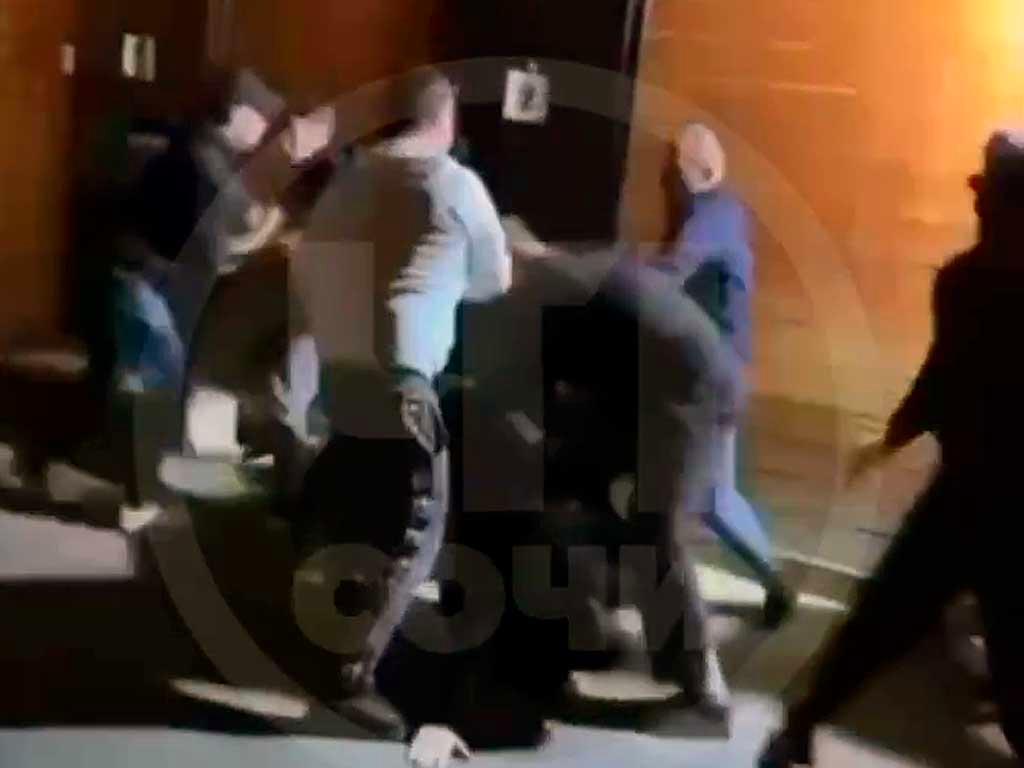 Массовая драка в Сочи: инцидент возле заведения улицы Горная Карусель