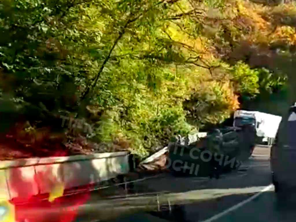 Автомобиль перевернулся на трассе «Джубга — Сочи»