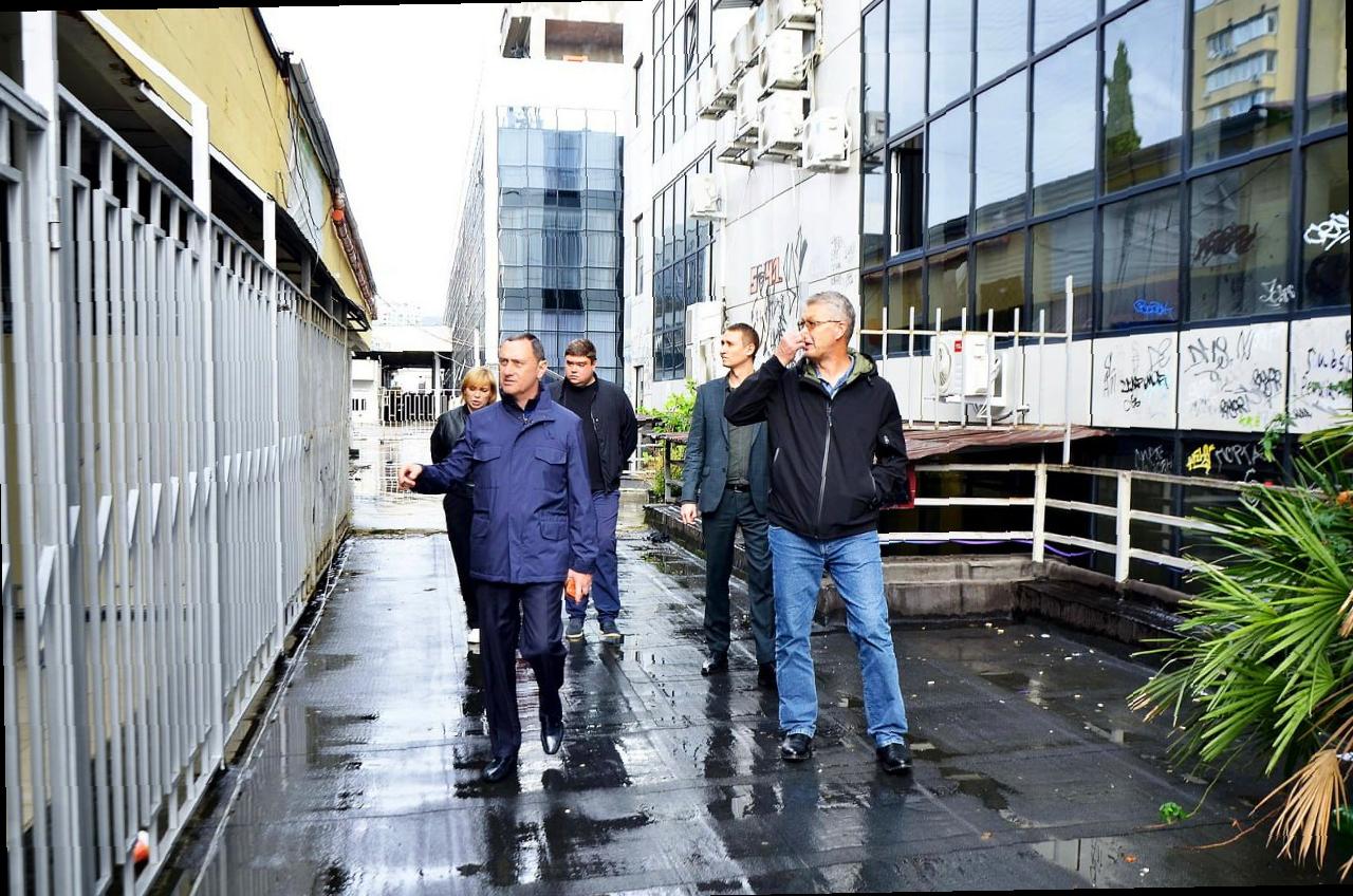 «Виктор Тепляков осмотрел торговую галерею на улице Навагинской в Сочи»