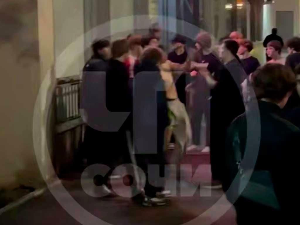 Массовая драка в центре Сочи: полиция задерживает участников