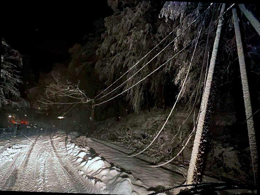 В Сочи временно отключат электричество на нескольких улицах из-за плохой погоды