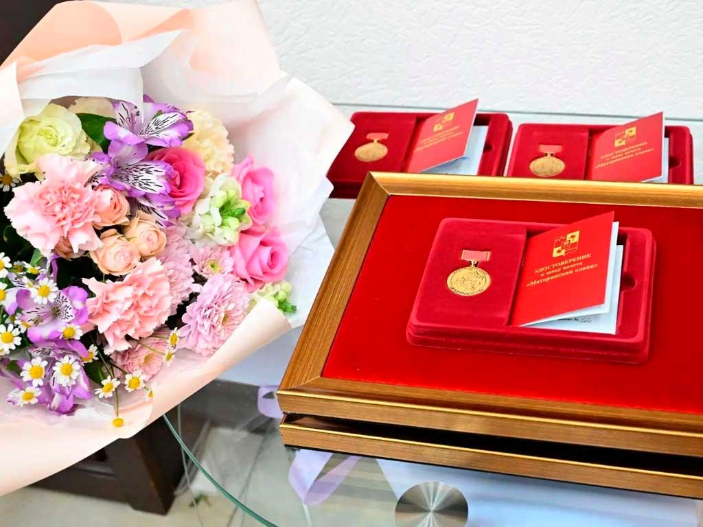 Почётный знак для многодетных матерей Сочи