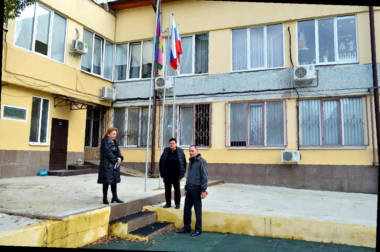 «Виктор Тепляков проверил благоустройство гимназии № 44 в Сочи»
