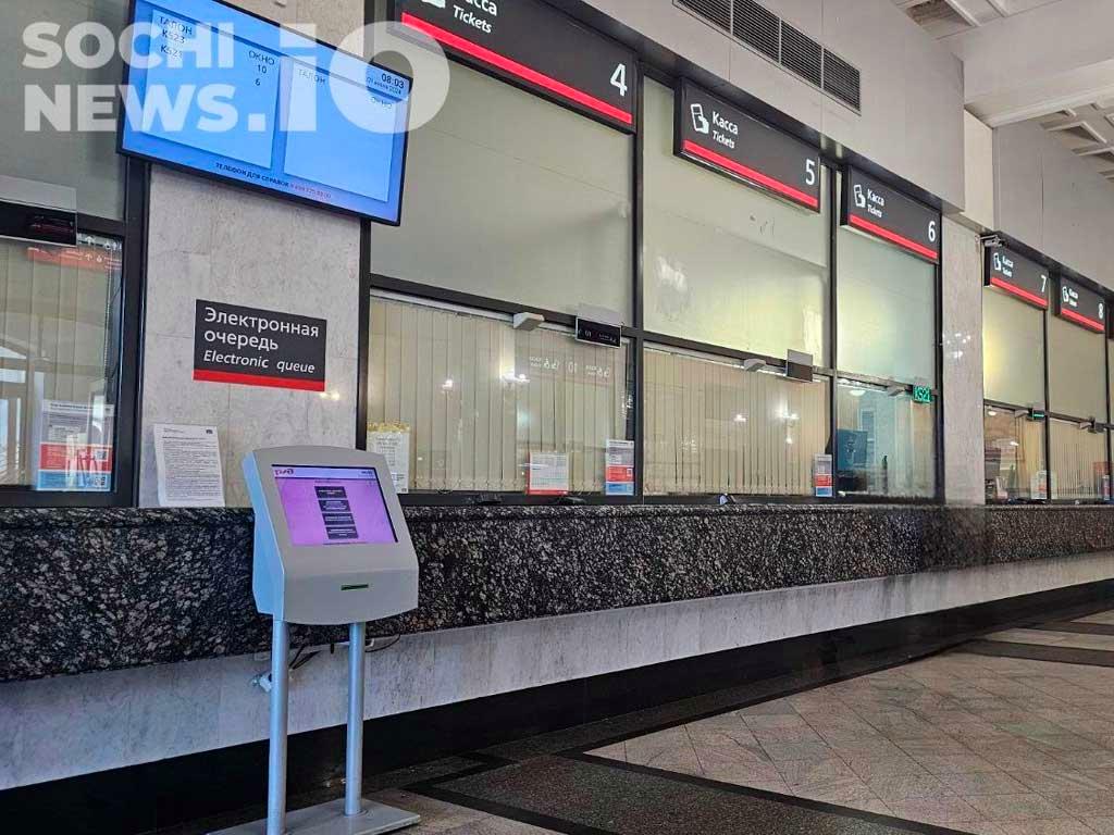 Из-за плохой погоды задерживается отправление нескольких поездов в Адлер