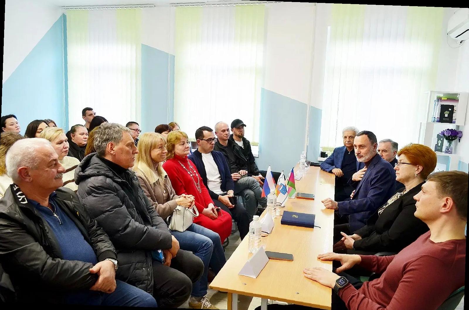 «Виктор Тепляков участвует в обсуждении новой школы в селе Пластунка»