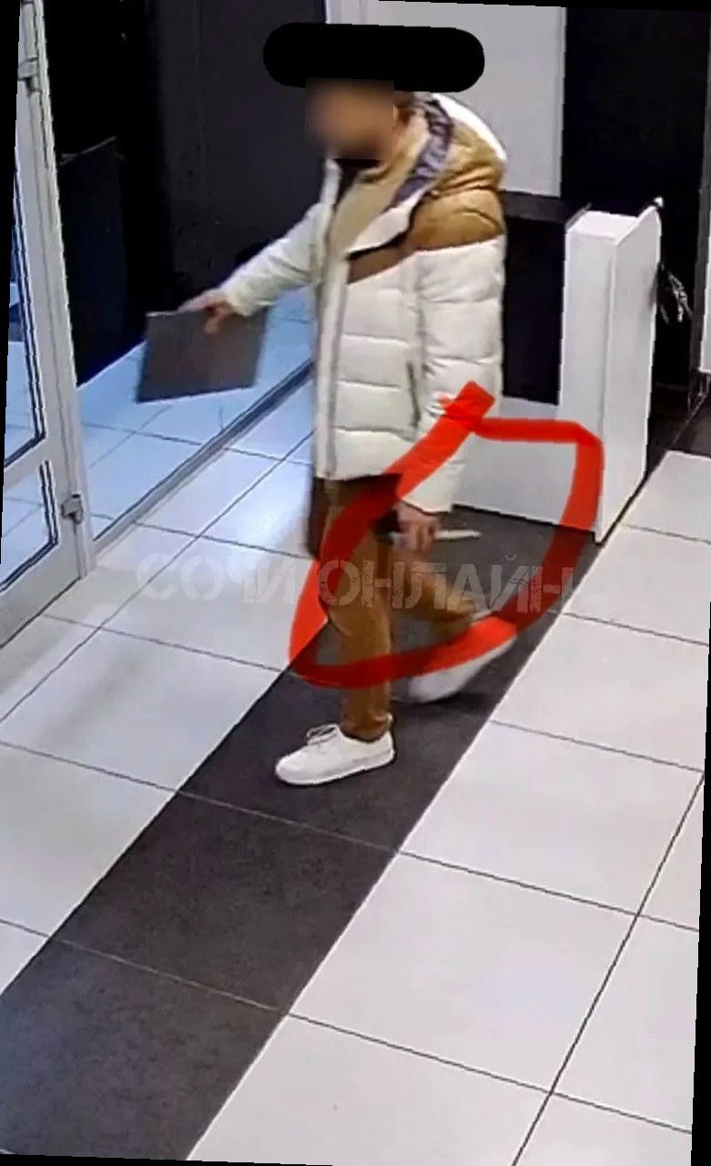С ножом в офис: в центре Сочи мужчина устроил переполох в агентстве не