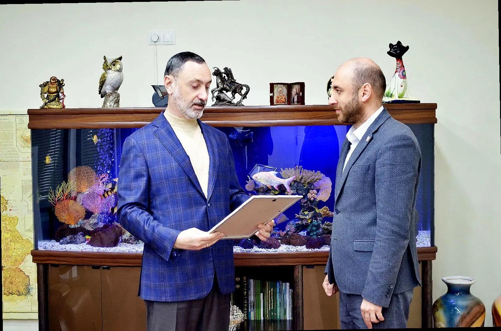 «Виктор Тепляков наградил лучших специалистов Сочи знаками отличия от краевой Думы»