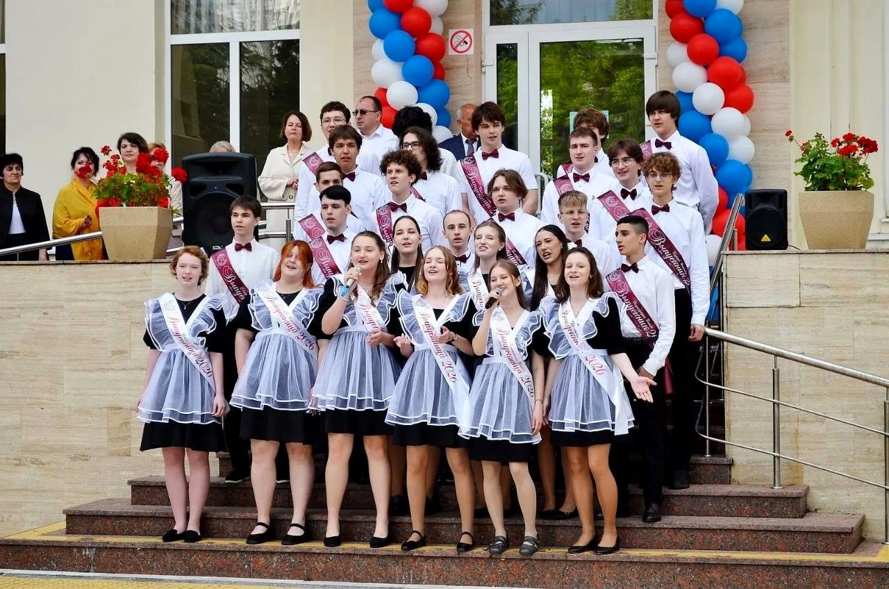 Депутат ЗСК Виктор Тепляков посетил последний звонок в школе №7 Сочи
