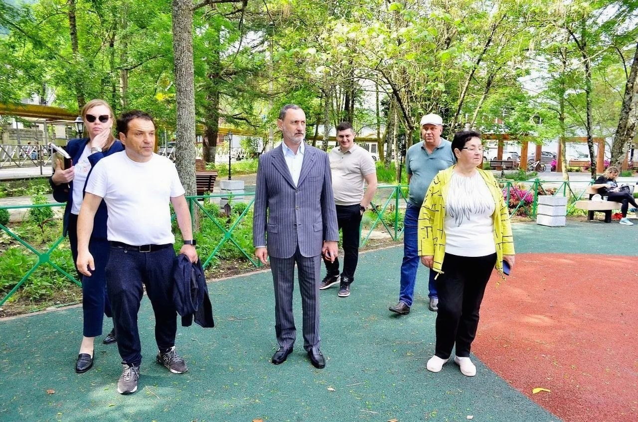 Депутат ЗСК Виктор Тепляков посетил сквер на Мацесте в Сочи