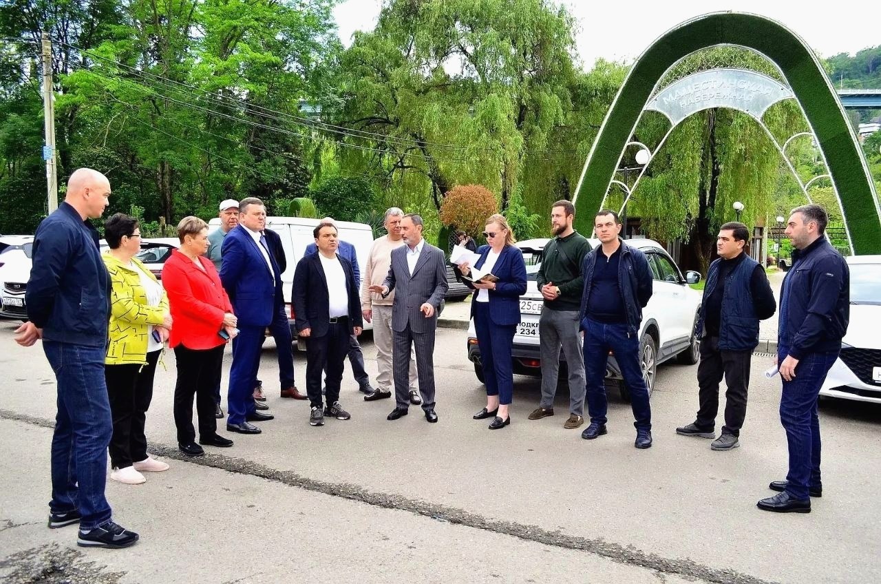 Депутат ЗСК Виктор Тепляков посетил сквер на Мацесте в Сочи