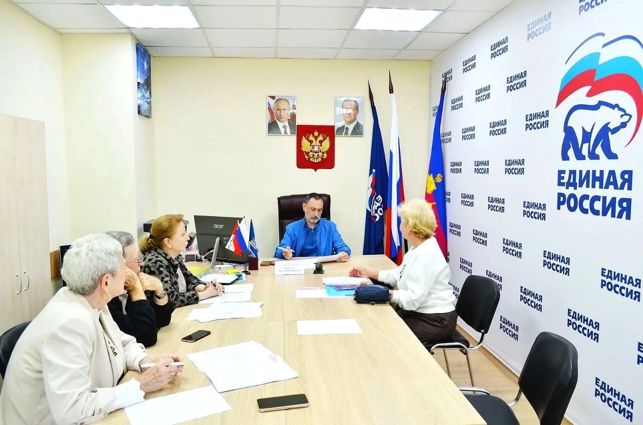 Депутат ЗСК Виктор Тепляков встретился с жителями Сочи в приёмной ЕР