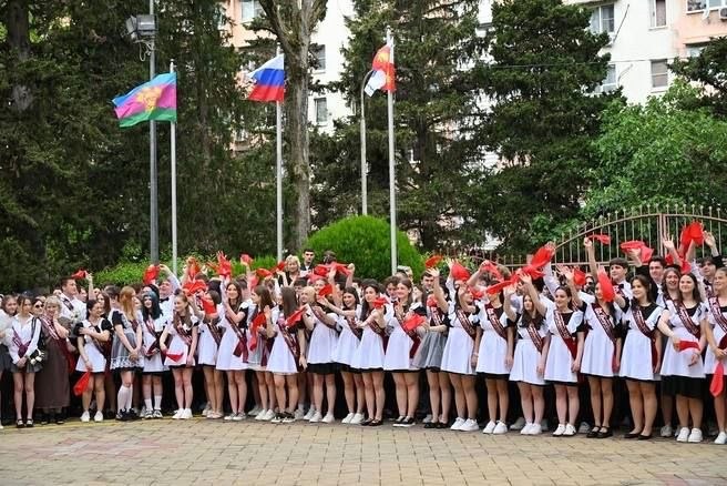 В Сочи для 11 тысяч выпускников прозвенел «последний звонок