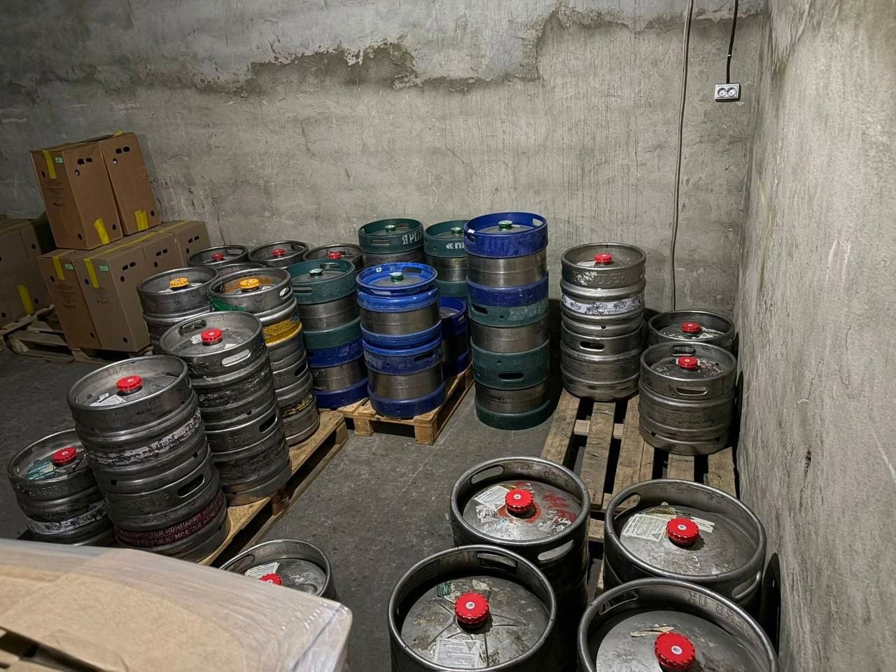 В Сочи выявлен склад нелегального алкоголя: изъято более 6 тонн