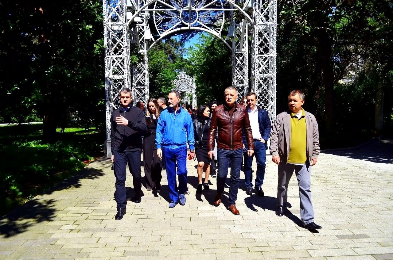 Виктор Тепляков проверил готовность верхней набережной Сочи к сезону