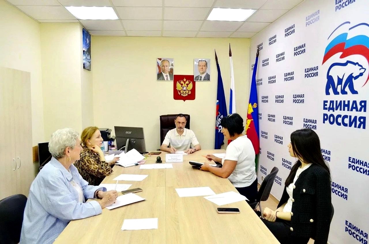 Депутат Законодательного Собрания Виктор Тепляков провёл приём граждан в Общественной приёмной